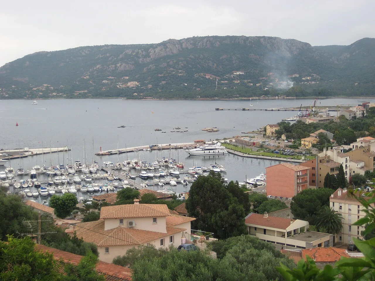 Vue d'ensemble du port et de la baie de Porto-Vecchio