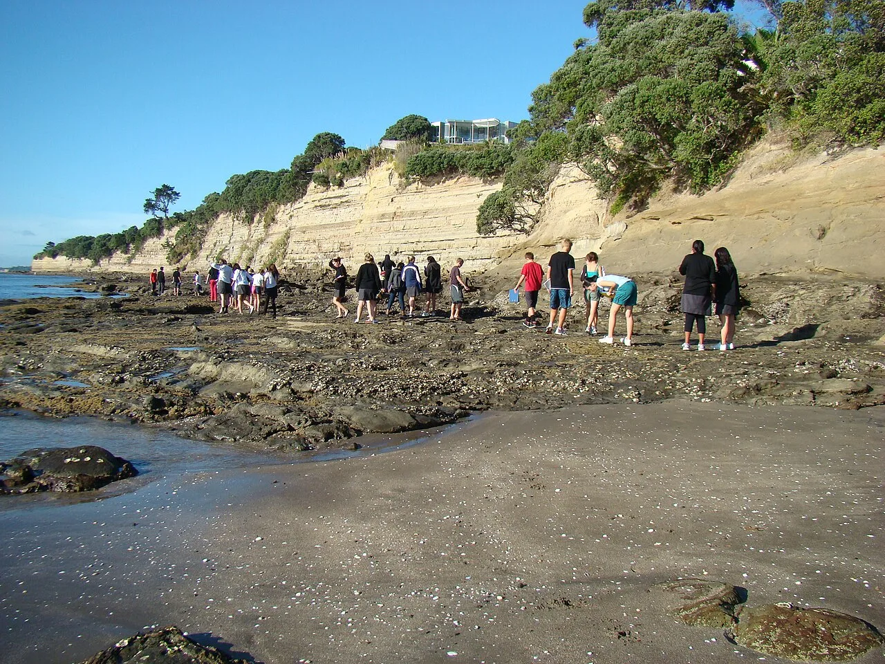 Photographie d'illustration montrant un groupe d'élèves pendant une sortie de terrain sur le littoral